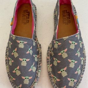 Star Wars Mandalorian Baby Yoda Shoes  Size 10.